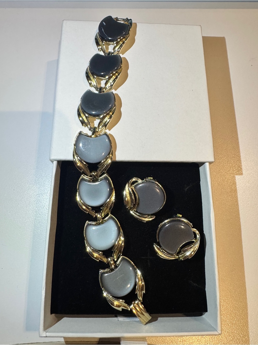 Vintage gray thermoset lucite parure Bracelet and clip on Earring Set
